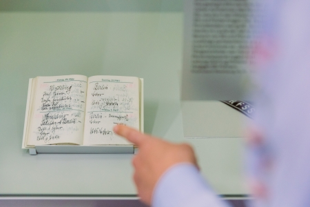 In der öffentlichen Führung durch die Dauerausstellung „Ideologie und Terror der SS“ steht am Sonntag, 24. Juli, um 15 Uhr im Kreismuseum Wewelsburg der private Taschenkalender Himmlers im Fokus. (Foto: Lina Loos ©Kreismuseum Wewelsburg)